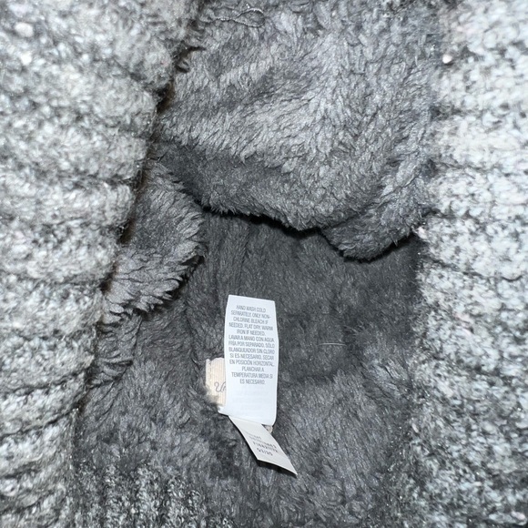 Universal thread warm winter hat worn maybe once or twice - Picture 3 of 3